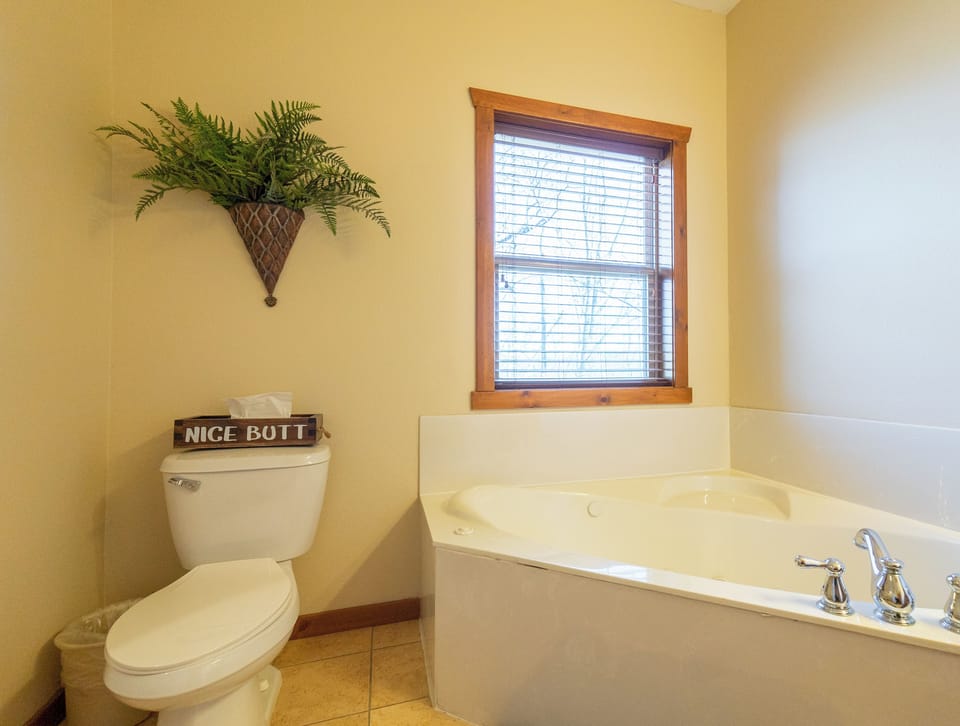 Main Level Bathroom 1 ~ Jetted Tub