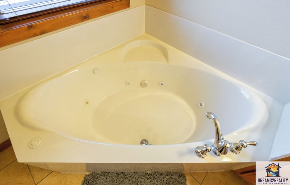 Main Level Bathroom 1 ~ Jetted Tub