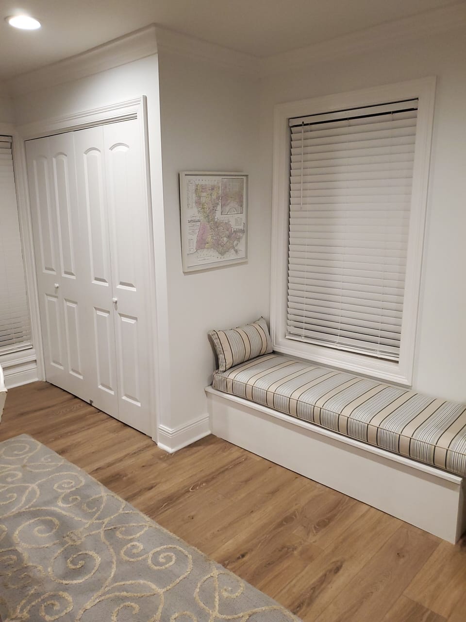 Utility room with bench