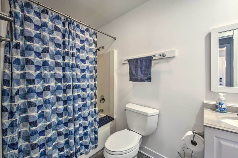 Full Bathroom | Complimentary Toiletries