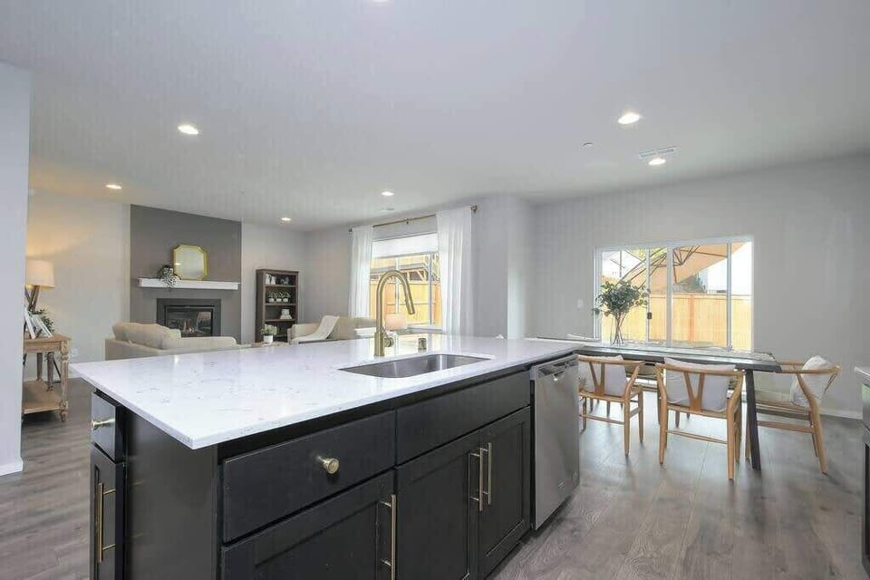 Large kitchen island with 4 barstools. 