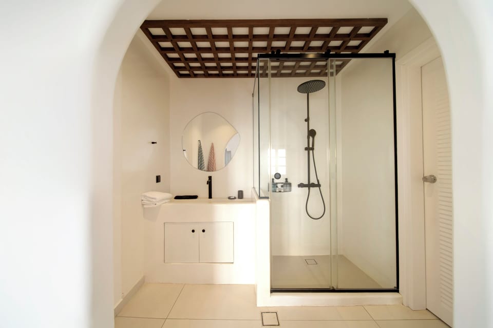 Superior Suite with Caldera View | Bathroom | Shower, eco-friendly toiletries, hair dryer, bathrobes