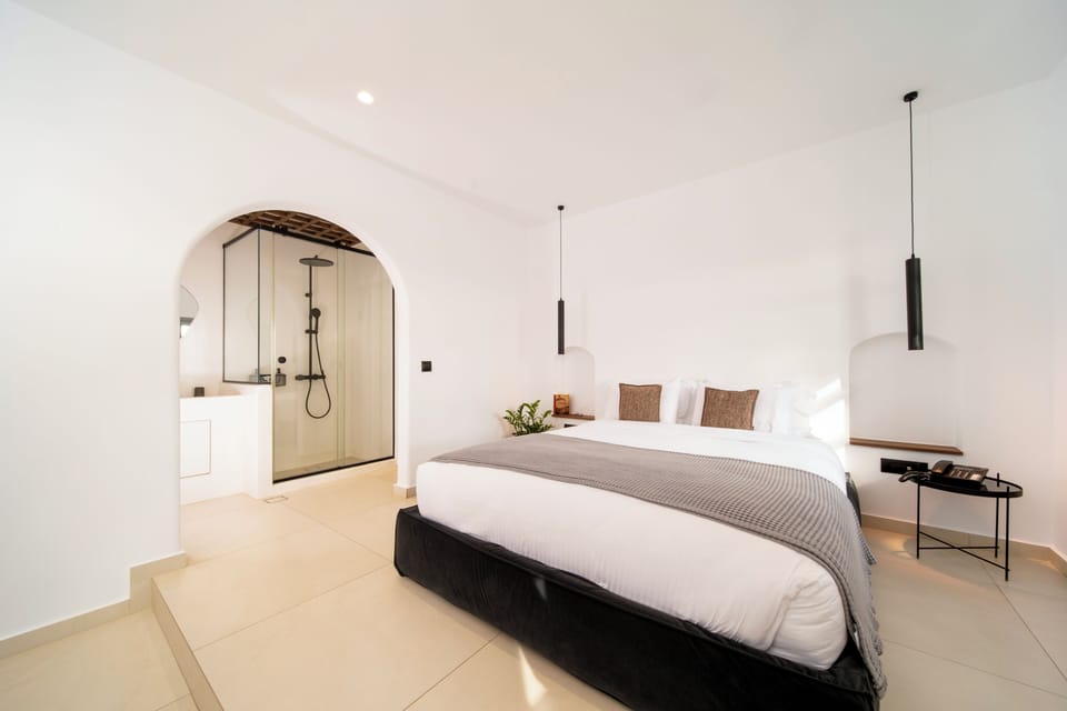 Superior Suite with Caldera View | Premium bedding, pillowtop beds, minibar, in-room safe