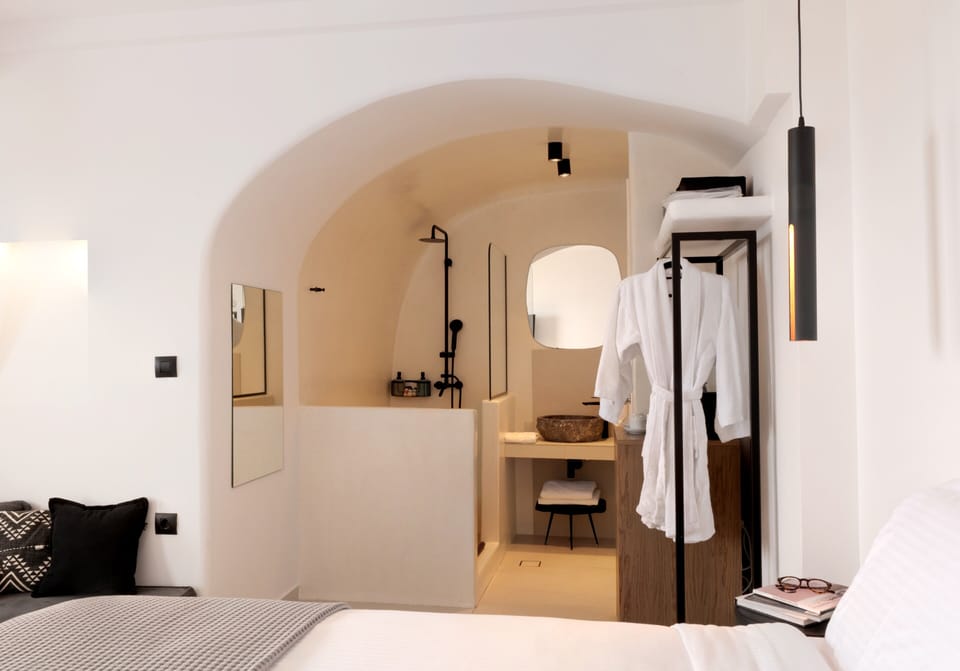 Junior suite with Caldera View | Bathroom | Shower, eco-friendly toiletries, hair dryer, bathrobes