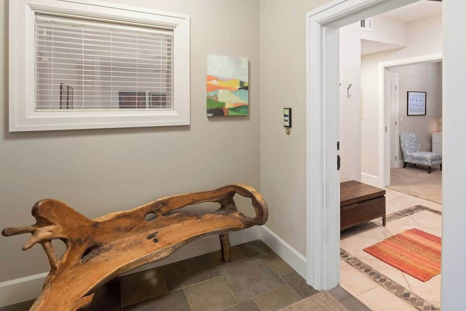 Entry alcove