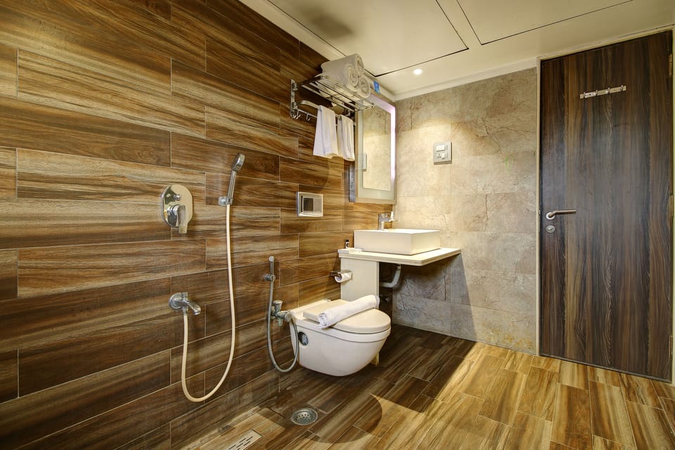 Suite | Bathroom | Shower, free toiletries, towels, soap