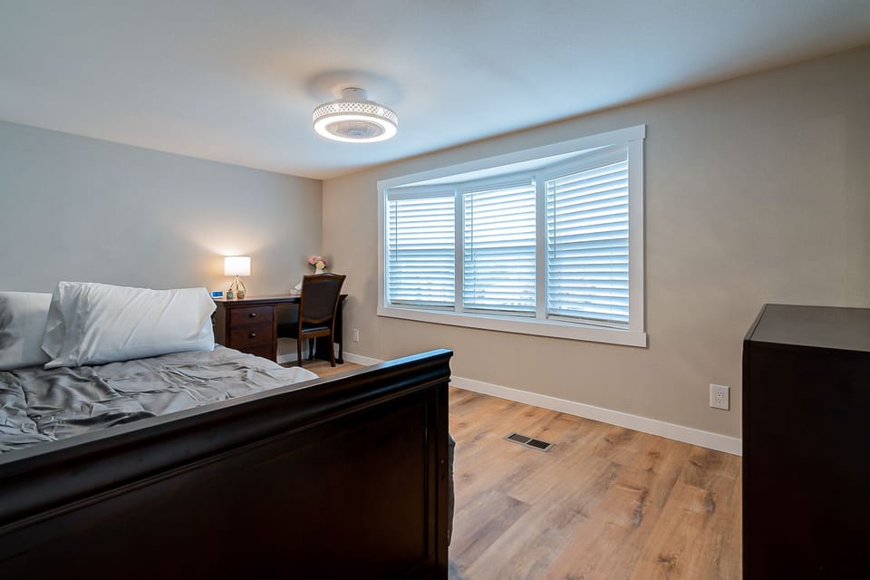 3rd bedroom with twin trundle beds (2nd twin bed pulls out) and desk space