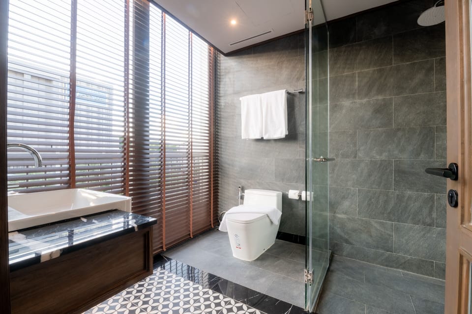 Executive Deluxe | Bathroom | Free toiletries, hair dryer, bathrobes, slippers
