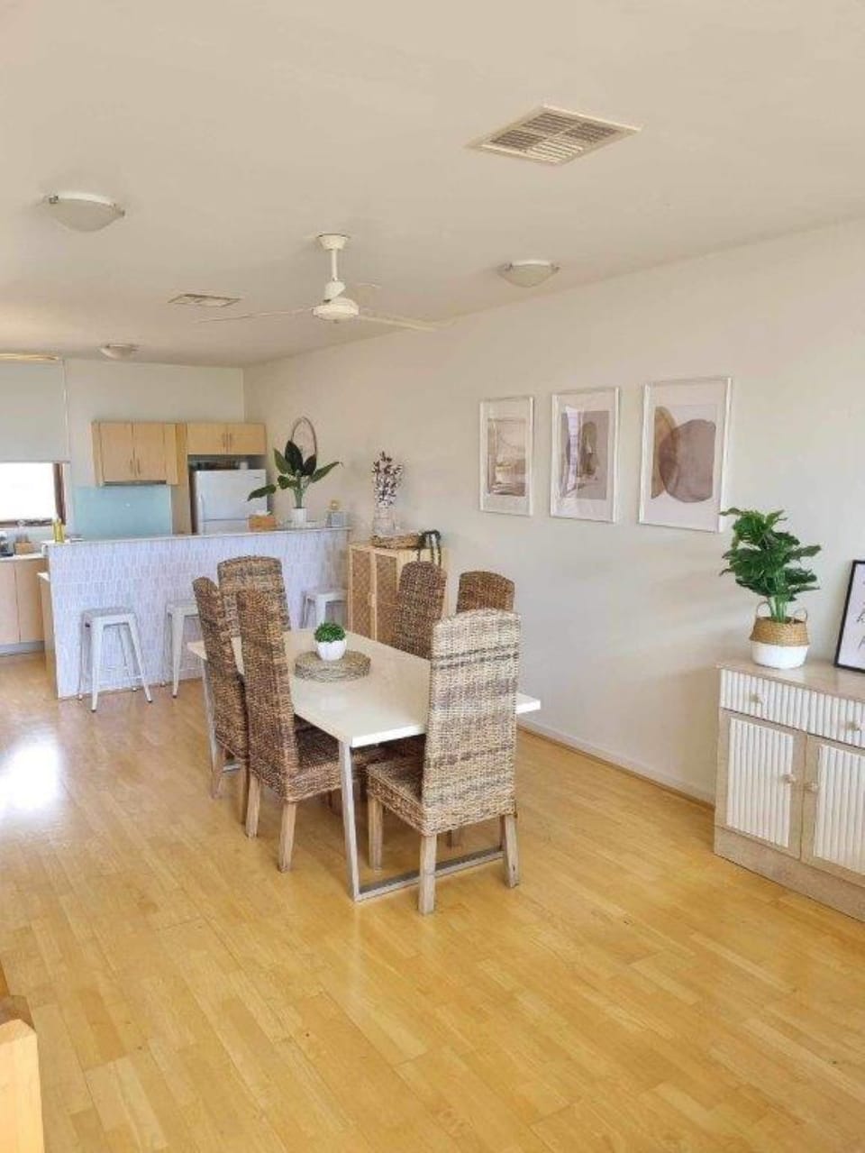Villa 92 South Shores Resort - spacious dining area and kitchen
