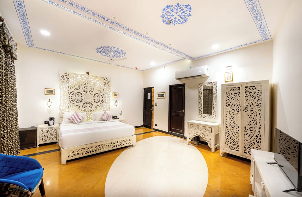 Superior Room | Minibar, desk, blackout drapes, iron/ironing board