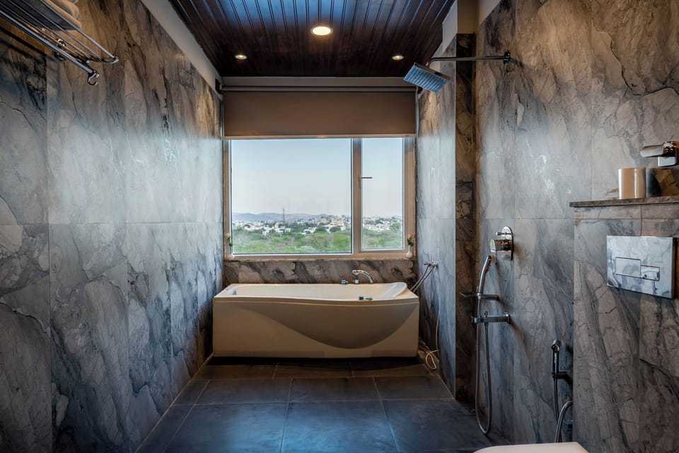 Royal Suite with Bathtub | Bathroom | Free toiletries, hair dryer, bidet, towels