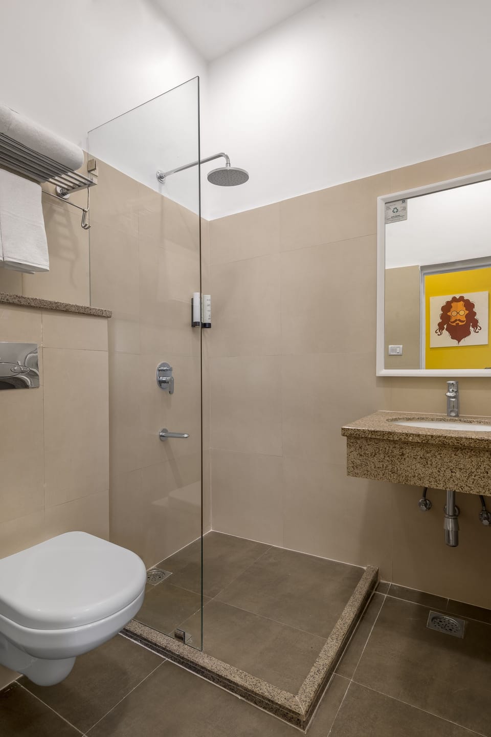 Deluxe Room | Bathroom | Shower, rainfall showerhead, free toiletries, towels