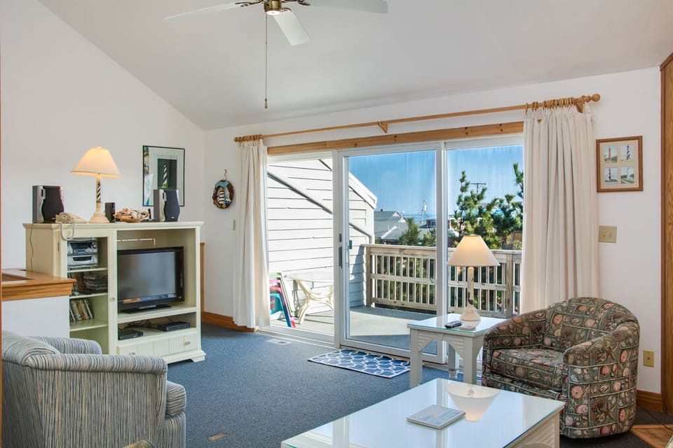 ACF:  My Kind of Townhome | Top Level Living Area