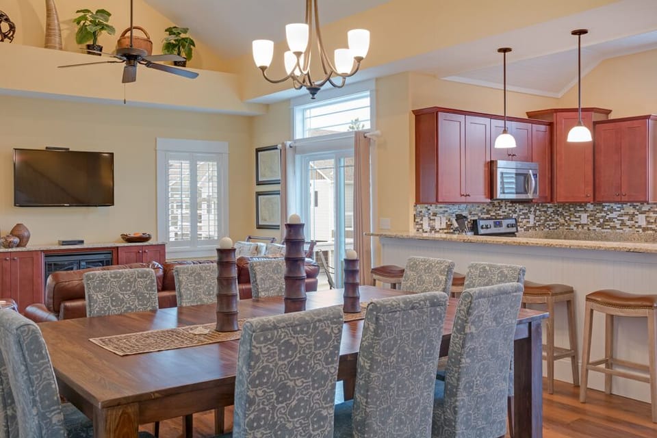BV1B: Seaside Serenity | Mid Level Dining Area