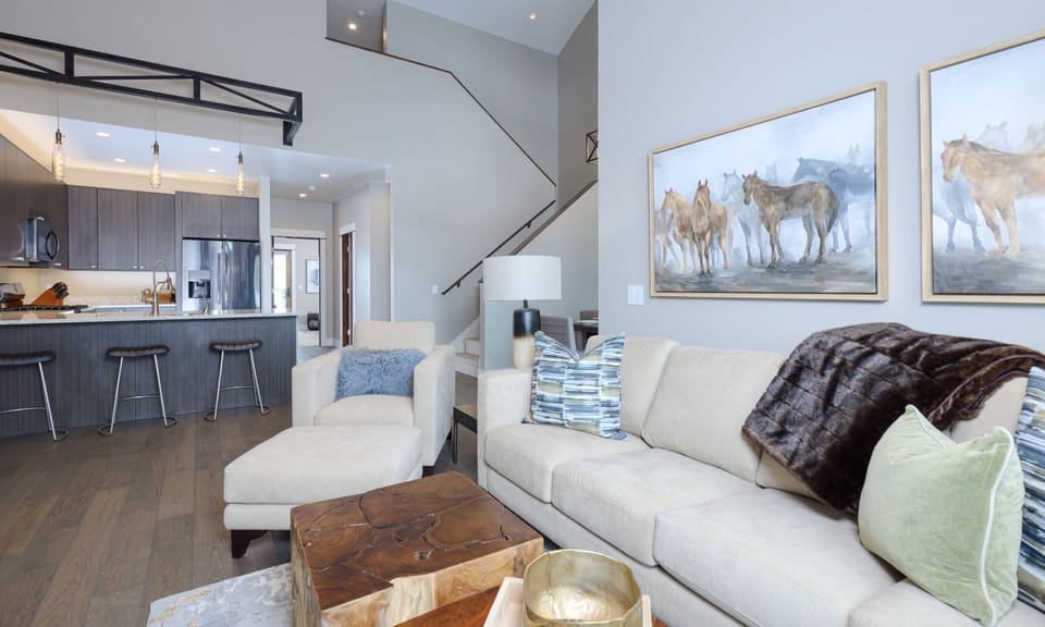 Alpenglow 23B Living, 3