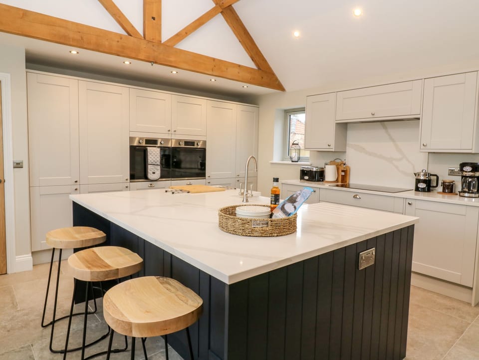 Cottage | Private kitchen | Fridge, dishwasher, cookware/dishes/utensils