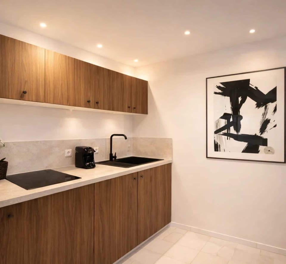 Well equipped kitchen with amenities & cutlery