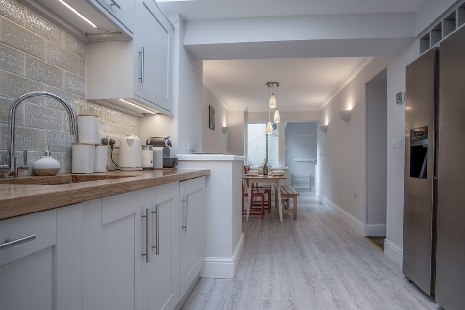 Cottage (3 Bedrooms) | Private kitchen | Fridge, microwave, oven, stovetop