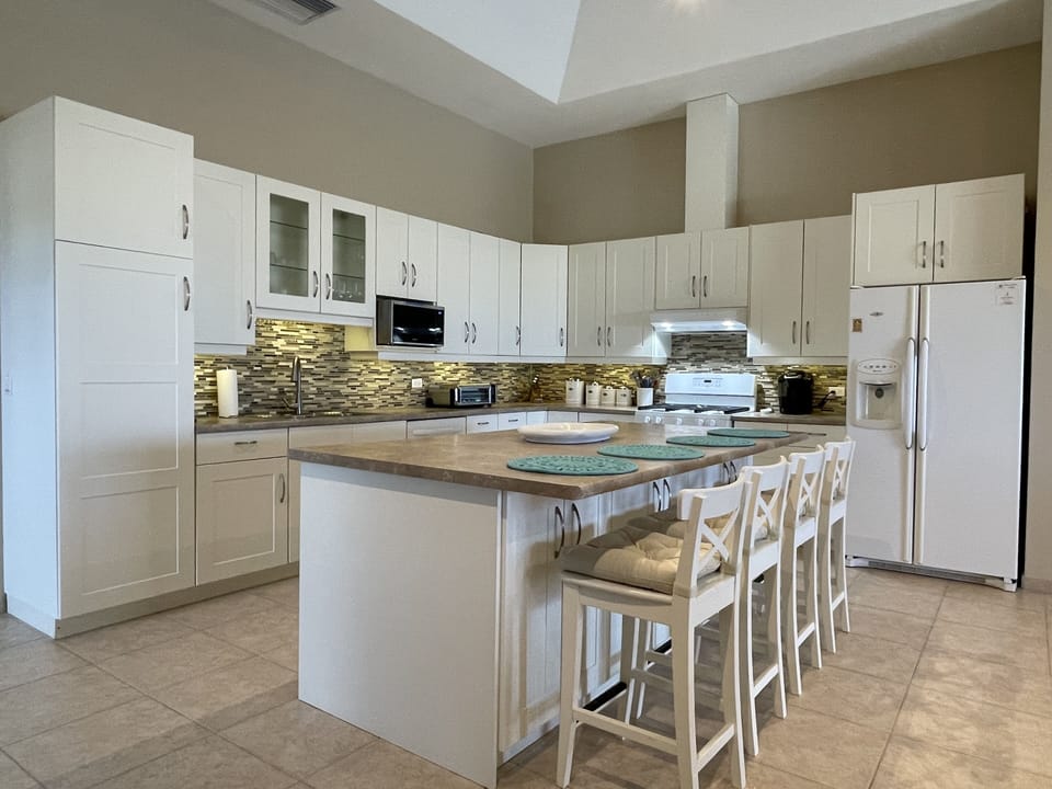 Aruba Villa with kitchen with island


