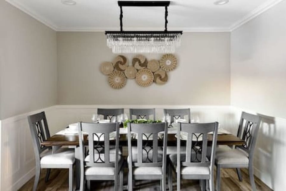 Dining Room (Seating for 8)