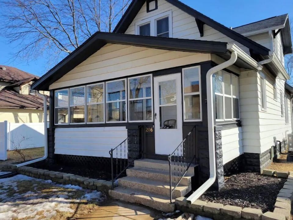 Spacious Portage Bungalow
