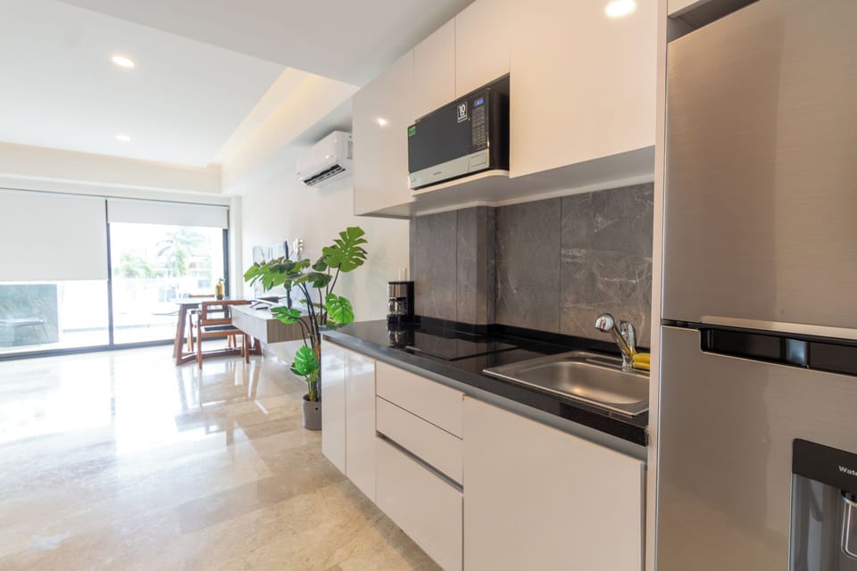 Junior Suite | Private kitchen | Mini-fridge, microwave, blender, cookware/dishes/utensils
