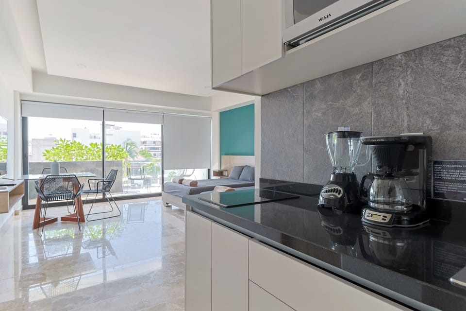 Superior Suite | Private kitchen | Mini-fridge, microwave, blender, cookware/dishes/utensils