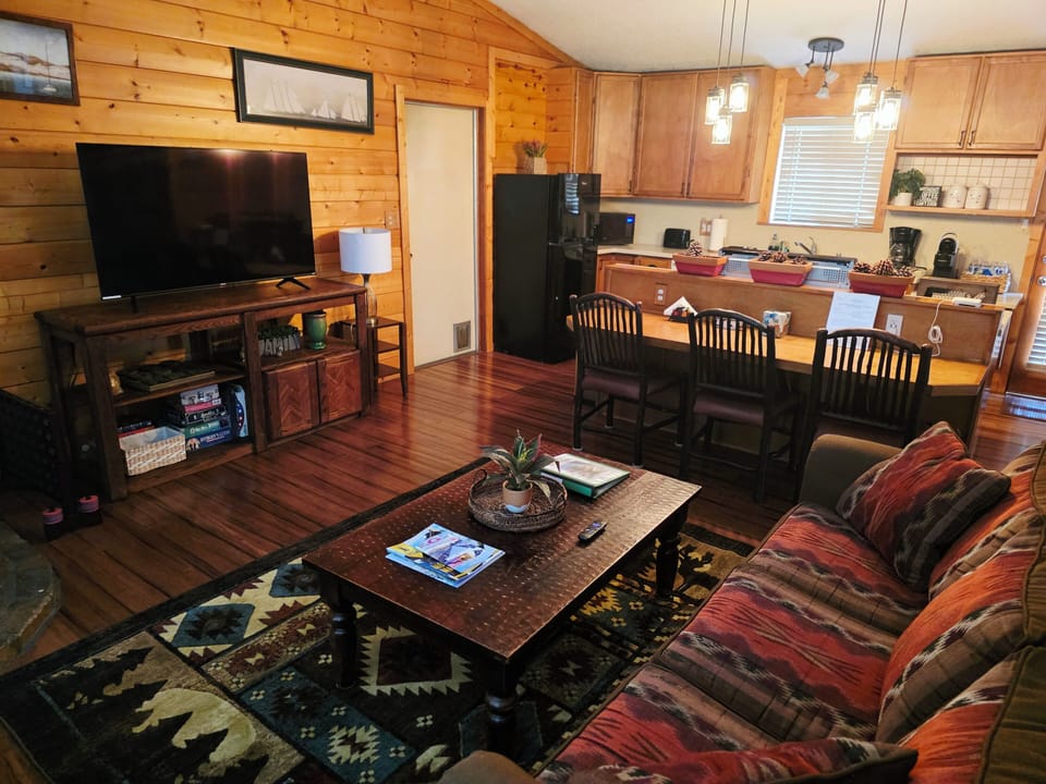 The living room with comfy pull-out sofa bed. ©