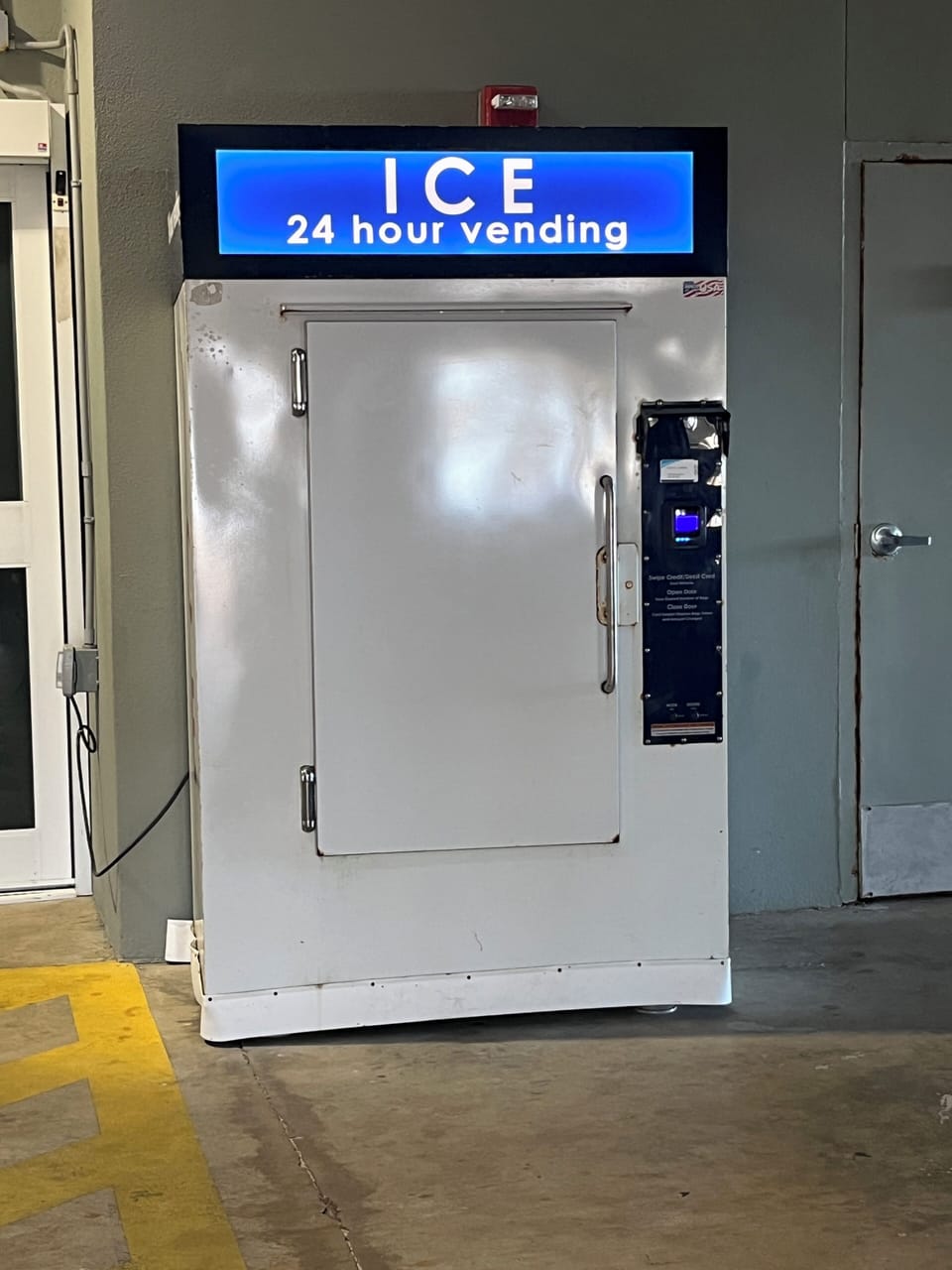 Ice machine (takes cards)