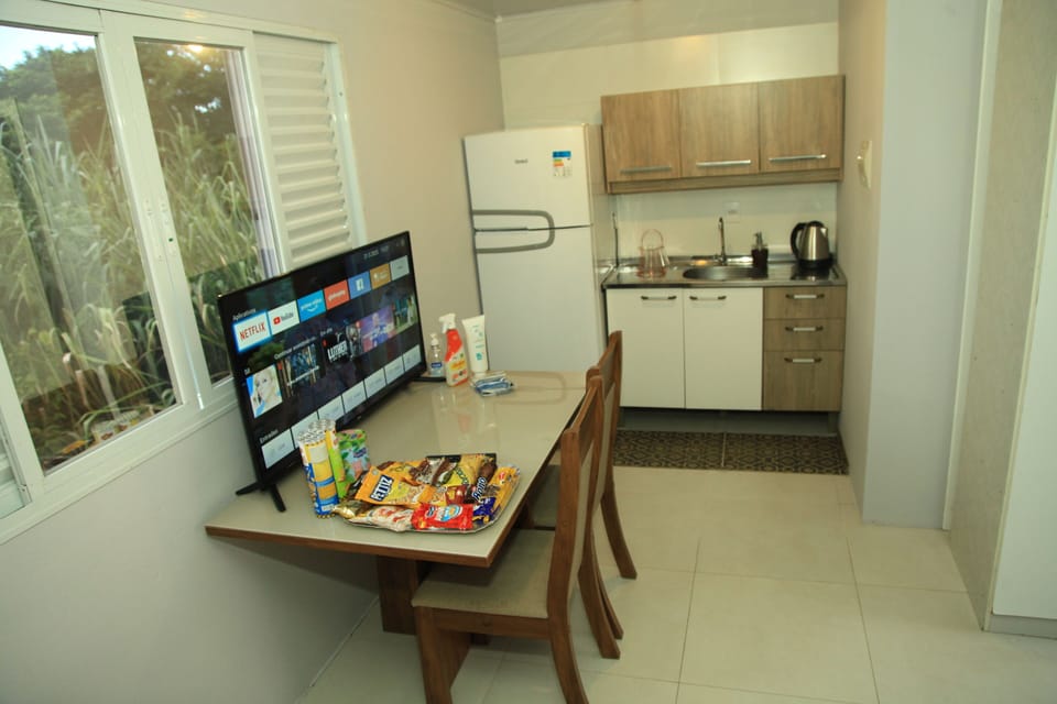 Comfort Suite | Private kitchen | Microwave, toaster, blender, cookware/dishes/utensils