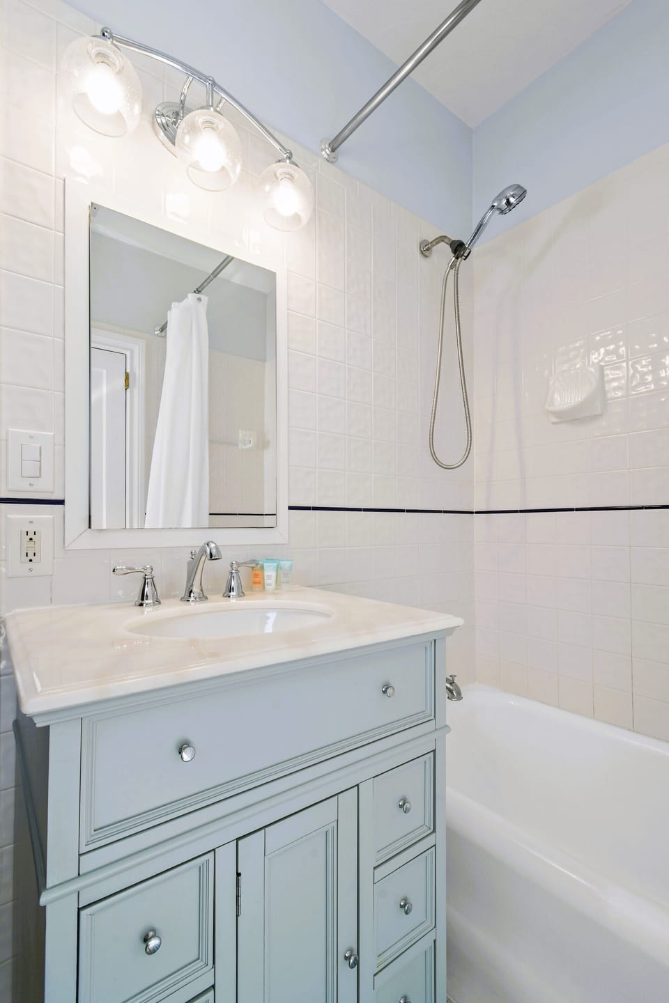 Original 1926 tile work in this upstairs Jack-and-Jill bathroom between the king bedroom and the twin bedroom.