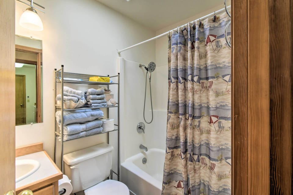 Full Bathroom | Complimentary Toiletries