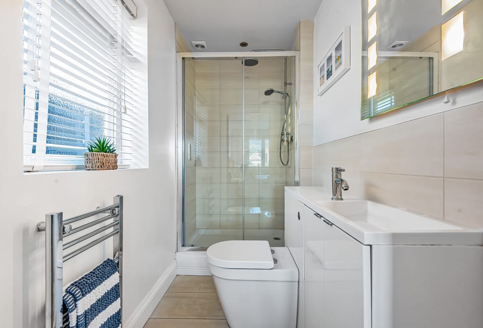 Kittiwake, Highcliffe-on-Sea: The en-suite shower room