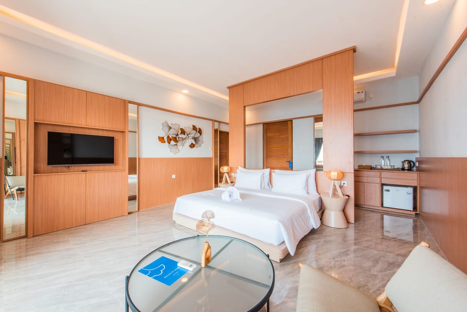 Ocean Suite Room | Desk, free WiFi, bed sheets