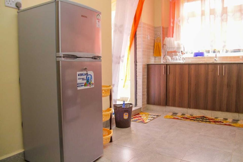 Business Apartment | Private kitchen | Fridge, microwave, cookware/dishes/utensils