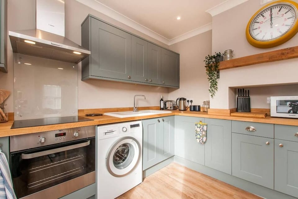 Modern Kitchen and Dining