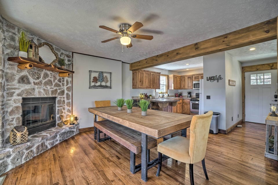 Dining Area | Dishware & Flatware Provided