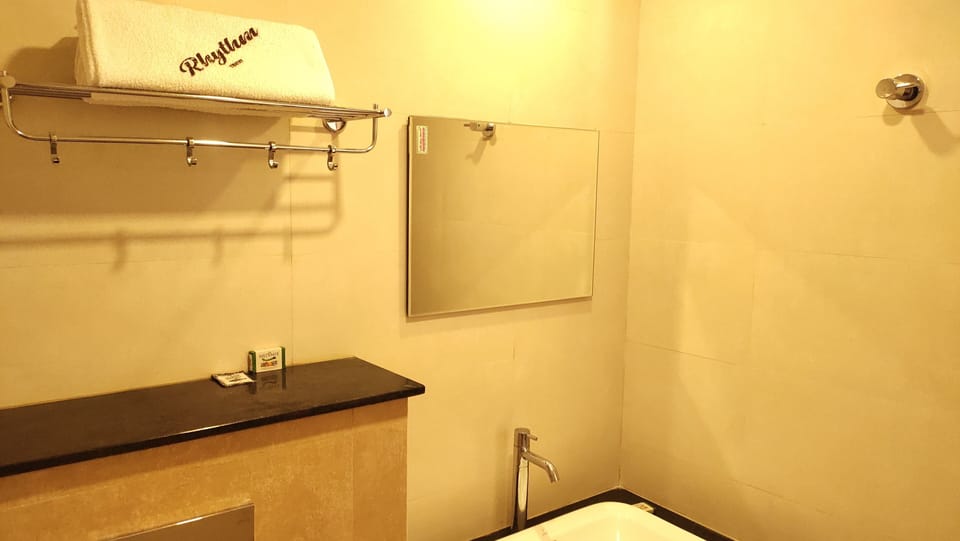 Deluxe Room | Bathroom | Shower, free toiletries, soap, shampoo