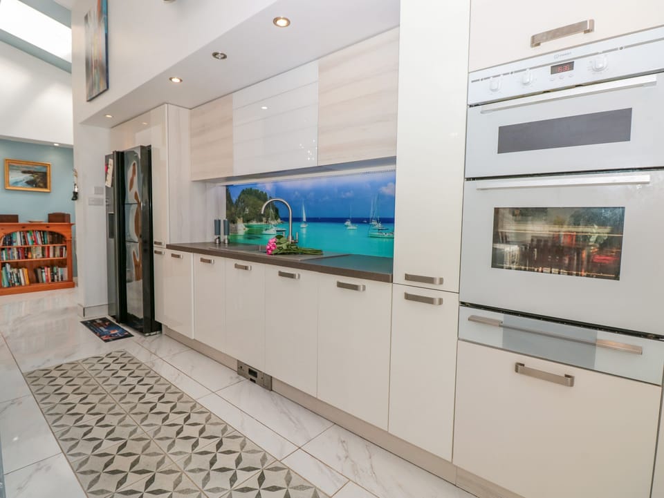 Cottage | Private kitchen | Fridge, dishwasher, electric kettle, toaster