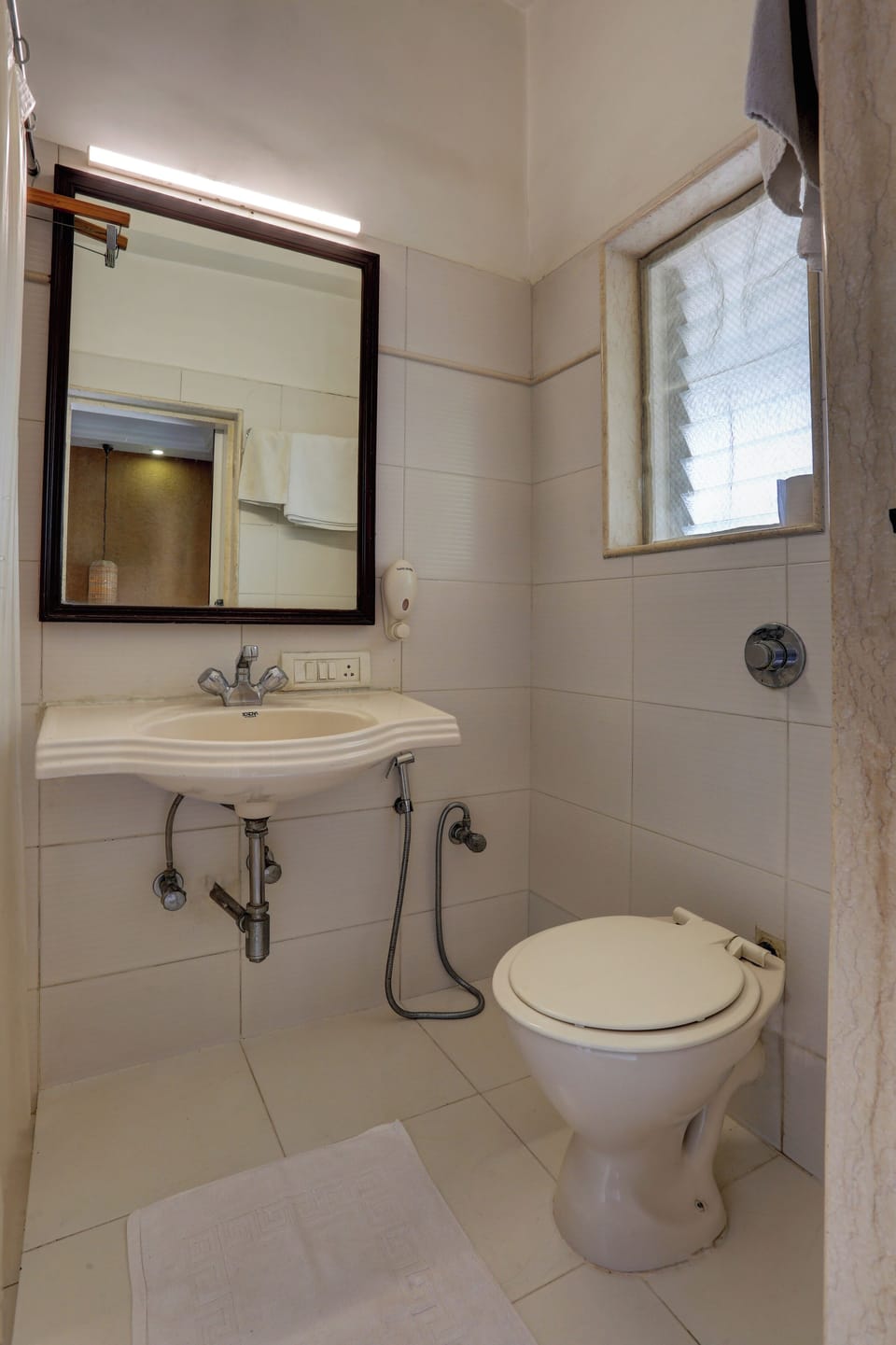 Executive Room | Bathroom | Shower, free toiletries, towels