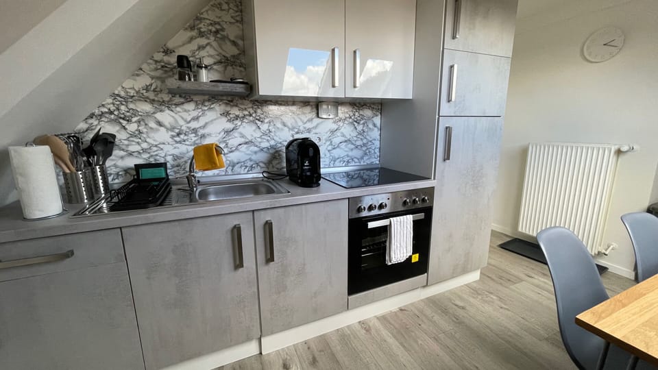 Classic Quadruple Room | Private kitchen | Shared fridge, microwave, oven, stovetop