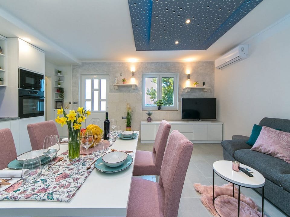 Apartment (Two Bedroom Apartment with Terrace) | Dining room