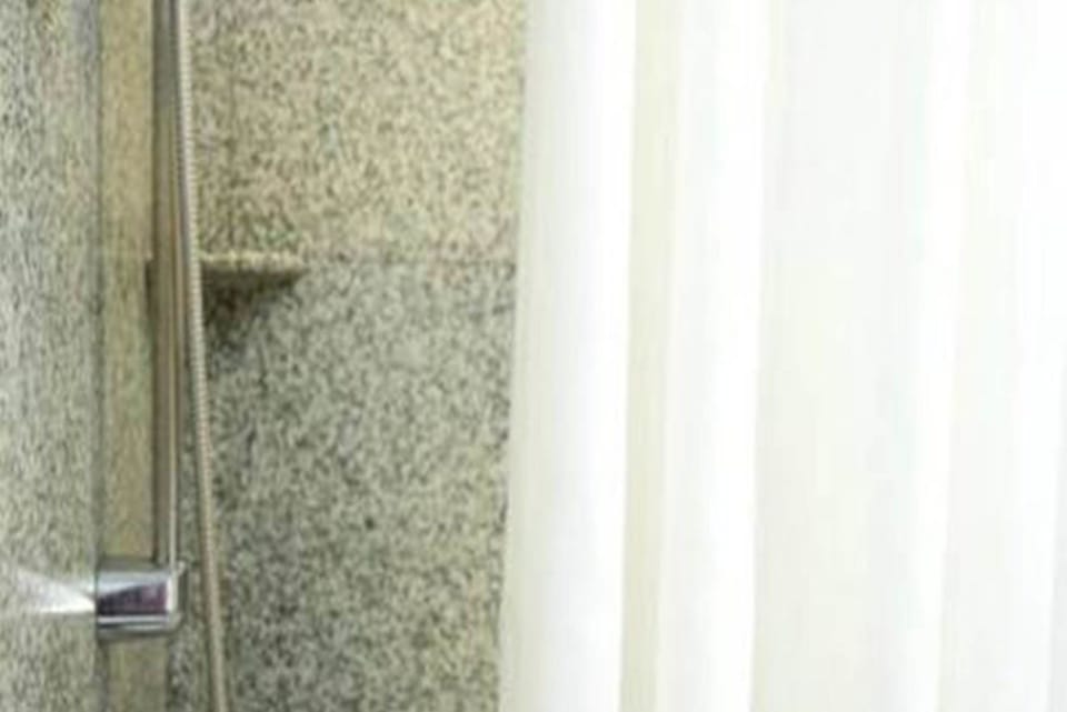 Combined shower/tub, deep soaking tub, rainfall showerhead