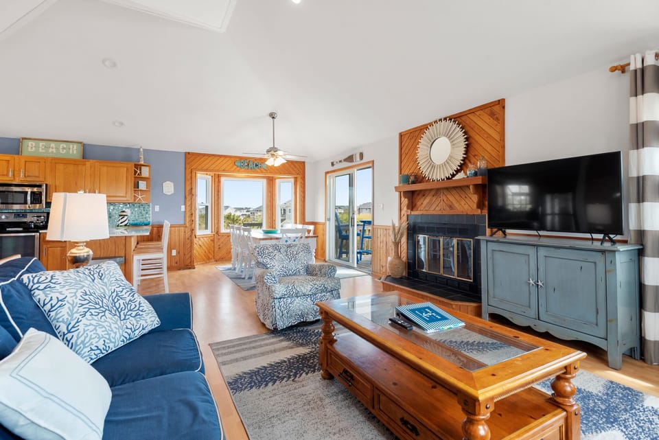 WH632: Sea Blue | Top Level Living Area