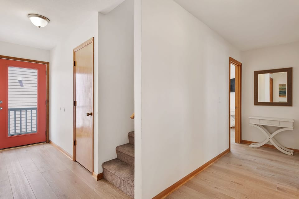 SN0625: Shell Cottage | Mid Level Landing