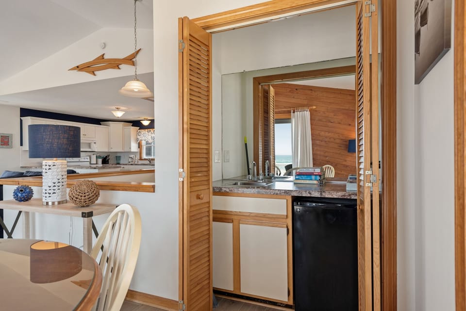 SN0625: Shell Cottage | Top Level Living Area w/ Wet Bar
