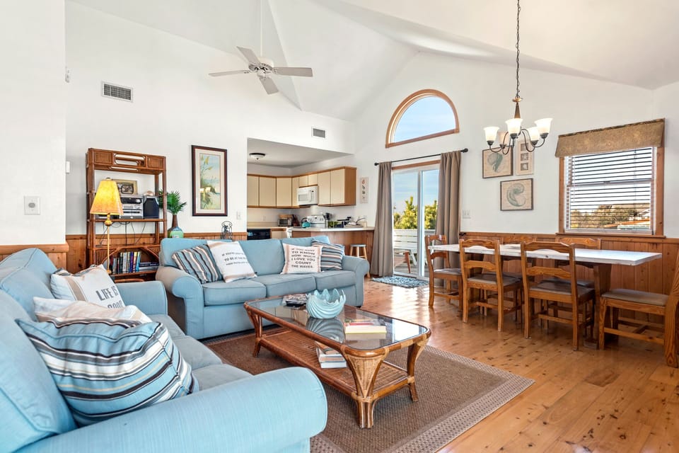DU505: Kiki's Retreat | Top Level Living Area