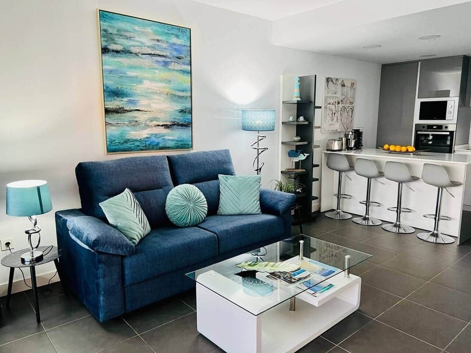 Elegante salón de diseño con sofá premium, iluminación ambiental y decoración inspirada en el océano