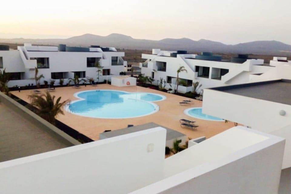 Vistas a la piscina desde la terraza 