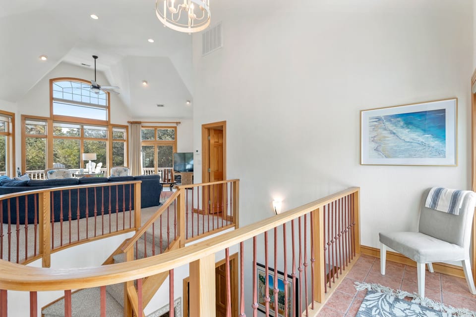 CC152: Billys Banks l Top Level Kitchen/Front Deck Access